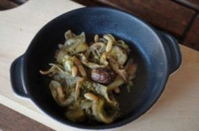 Scarola in padella con olive taggiasche e pinoli