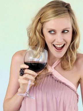 Perbacco! Le donne che bevono vino rosso regolarmente mantengono la linea meglio delle astemie