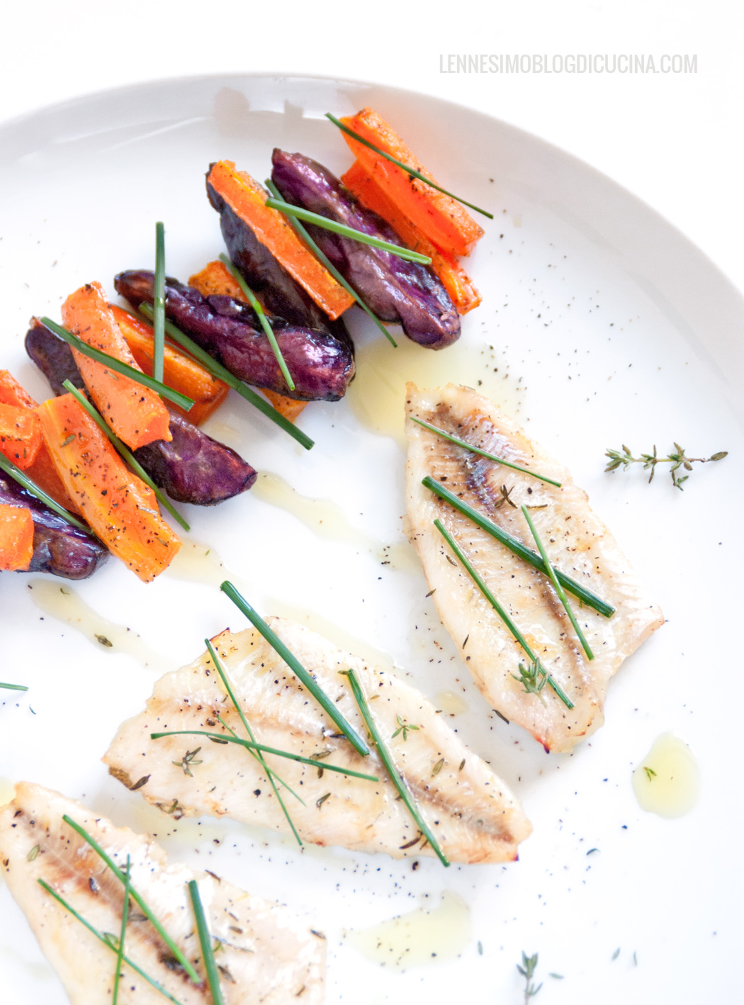 Pesce persico al forno con carote e patate viola