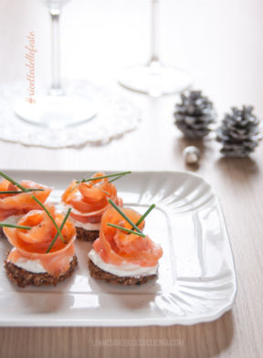 Roselline di salmone con mousse di yogurt greco