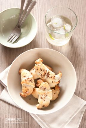 Mini croissant salati con funghi e trota salmonata