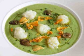 Passatina di zucchine trombetta con quenelles di baccalà e olive taggiasche