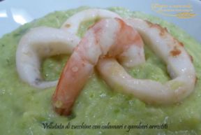 Vellutata di zucchine con calamari e gamberi arrostiti