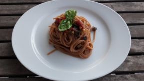 Spaghetti “Dolve Vita” con melanzane, pomodorini e basilico