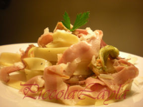 Fettuccine con fiori di zucca e speck