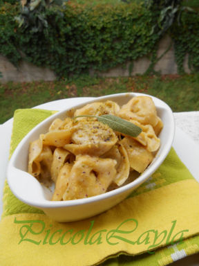 Tortelli ai Funghi Porcini con Besciamella al Pistacchio e Gorgonzola