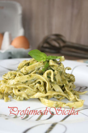 Tagliatelle all’uovo con Pesto alle Mandorle e Zucchine Grigliate