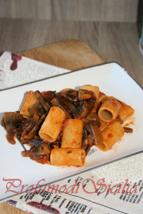 Mezze maniche con Sugo Rosso ai Funghi e Pancetta