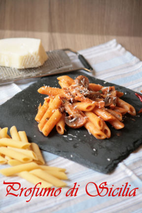 Pasta con Funghi Champignon e Panna Acida