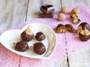 Fichi Secchi con Noci ricoperti di Cioccolato