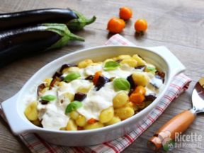 Gnocchi con melanzane, pomodorini gialli e stracciatella
