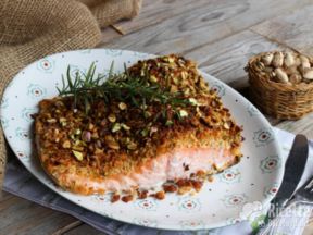 Salmone in crosta di pistacchi al forno