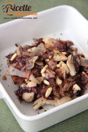 Bocconcini di pollo con radicchio e pinoli