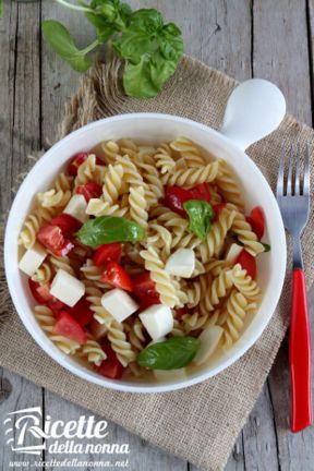 Insalata di pasta alla caprese
