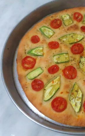 Focaccia con zucchina e ciliegini