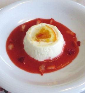 Panna cotta, profumo d’arancia e salsa di fragole