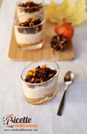 Bicchierini con mousse di marroni, marmellata di mandarini e crumble al cacao