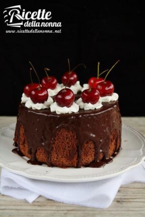 Chiffon cake al cioccolato e ciliegie