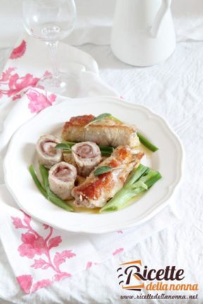 Involtini di vitello al formaggio morbido e cipollotti