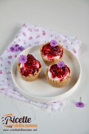 Mini cheesecake con mousse di yogurt greco e frutti di bosco