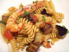 Fusilli con gamberi e melanzane