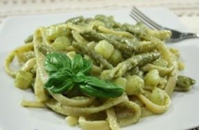 Fettuccine con fagiolini e pesto