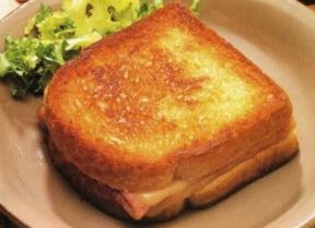 Toast gustoso con mozzarella e prosciutto cotto