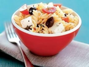 Pasta fredda con feta, pomodori e olive