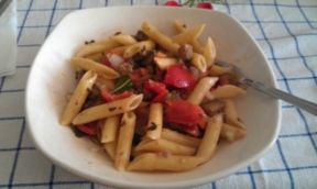Pasta fredda con melanzane, pomodori e cipolla
