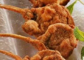 Cotoletta d’agnello con pane ed erbe aromatiche