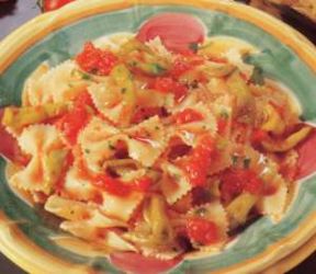 Farfalle con peperoni e pomodori