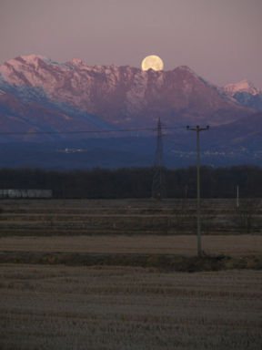 Lo spettacolo che la luna ci ha offerto questa mattina mentre si nascondeva dietro la morena laterale destra.