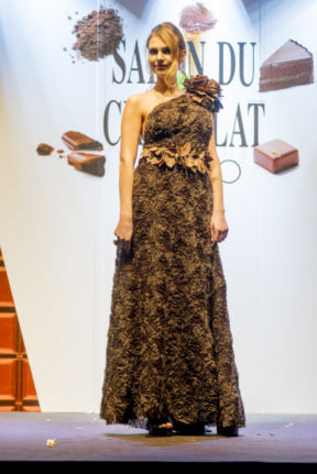 Salon du Chocolat Milano 2018: Davide Comaschi crea un  elegante e goloso abito in cioccolato!