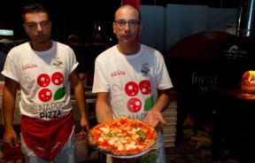 Pizza a Napoli e a Verona. Guida ad uso del Gambero Rosso e non solo