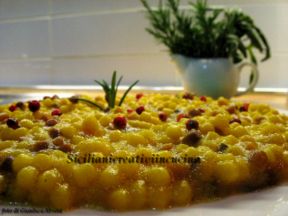 Fregola risottata in brodo di pollo allo zafferano e rosmarino