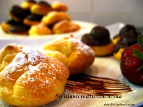 Bignè con crema pasticcera, neri e bianchi