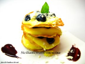 Millefoglie di carasau con crema allo zafferano e mirtilli