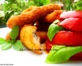 Cotolette di pesce bandiera con pomodori grigliati