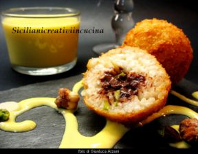 Arancine dolci con cioccolato, frutta secca e crema inglese