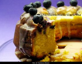 Ciambellone alla panna con mirtilli e glassa al limone