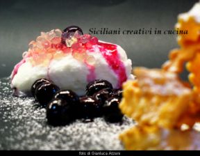 Semifreddo di mozzarella di bufala con caviale di miele, mirtilli confit e ‘quattro chiacchiere’