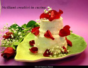 Torta alla rosa con crema di ricotta e ciliege