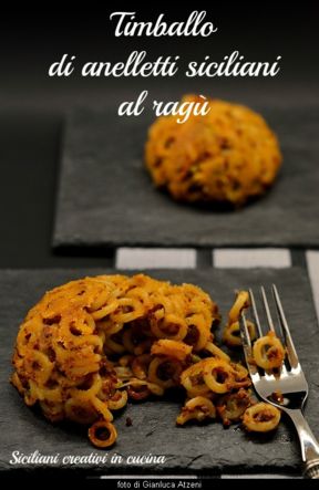 Timballo di anelletti siciliani al ragù