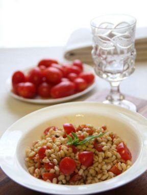 Orzo con pomodorini e pesto