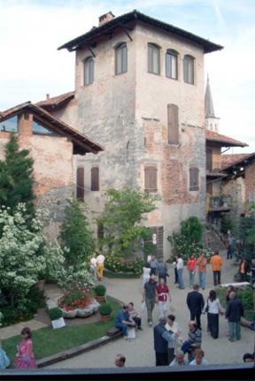 Aiuole fiorite nel borgo: ecco “Candelo in fiore”