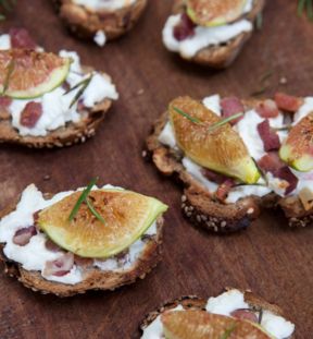 Crostini con fichi, caprino e bacon