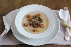 Crema di fagioli cannellini, salsiccia e dadini di pane fritto