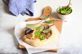 Pizza con mozzarella e pesto di radicchio