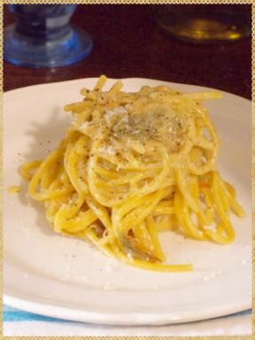 Spaghetti alla chitarra con crema di parmigiano e fiori di zucca