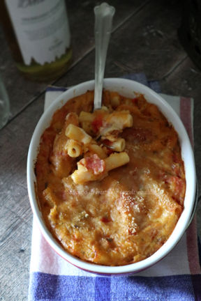 Pasta, patate, provola  affumicata e salame napoletano al forno